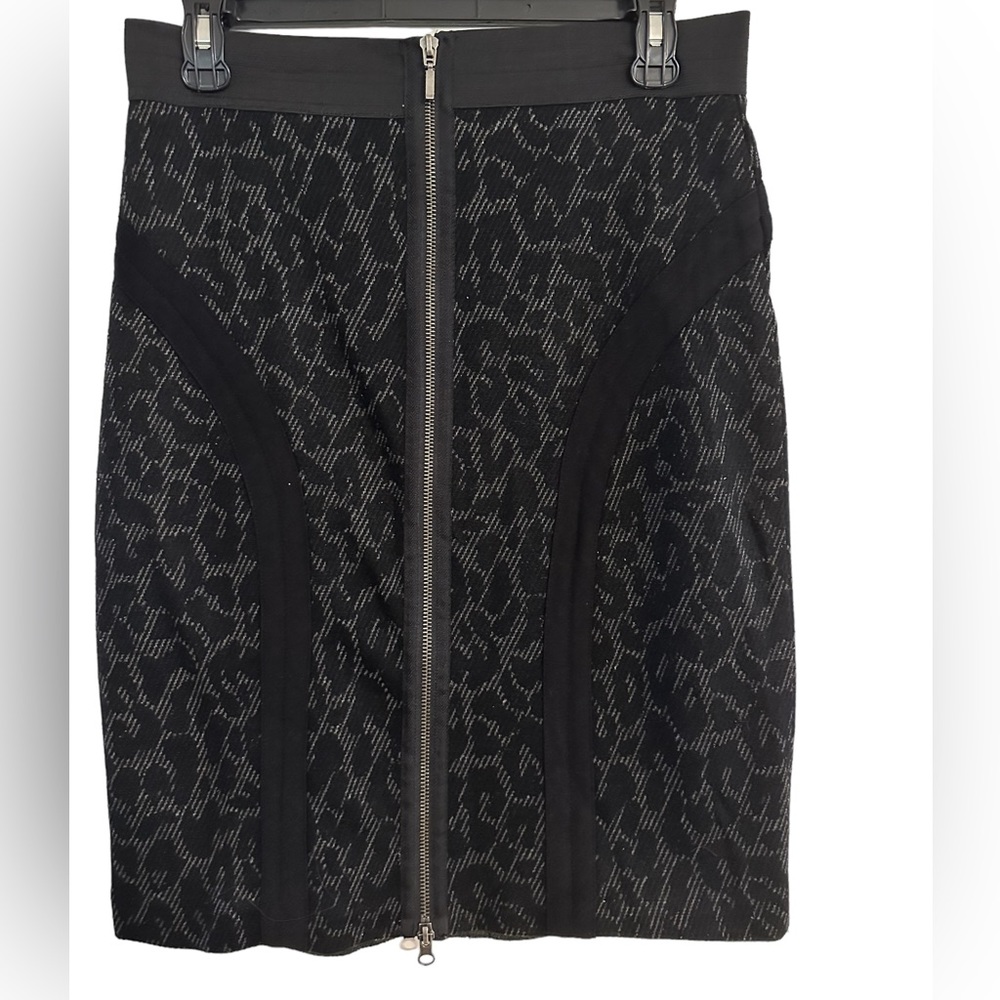 Patterned zippered pencil skirt